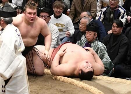 　熱海富士（右）を首投げで下し、優勝を決めた安青錦（撮影・佐藤厚）
