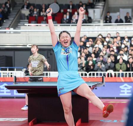 　早田ひな（奥）を破り優勝を決め喜ぶ張本美和（撮影・石井剣太郎）