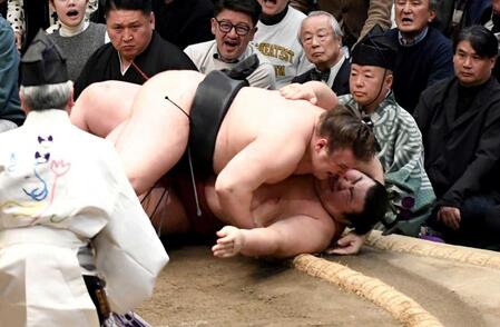 　熱海富士（下）に豪快な首投げを決める安青錦