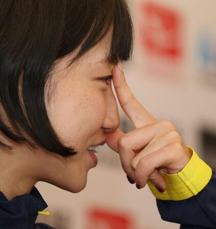 質問の答えを考える矢田みくに＝ヤンマースタジアム長居（撮影・中田匡峻）