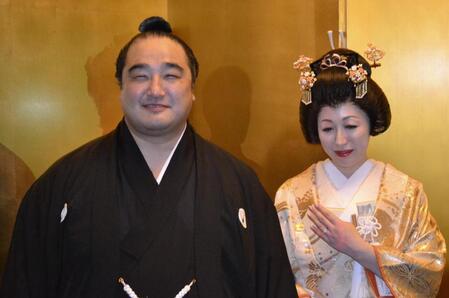 お色直しで幸せいっぱいの笑顔を見せる安美錦（左）と新婦・絵莉さん＝２０１３年