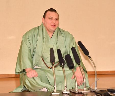 優勝一夜明け会見で質問に答える安青錦（撮影・開出牧）