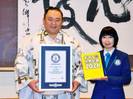　ギネス世界記録の公式認定証を贈呈された玉鷲＝２６日、両国国技館