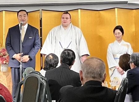 安青錦、おかみの絵莉さんと並び挨拶を行う安治川親方