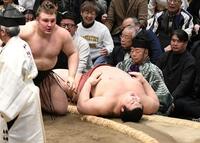 　熱海富士（右）を首投げで下し、優勝を決めた安青錦（撮影・佐藤厚）