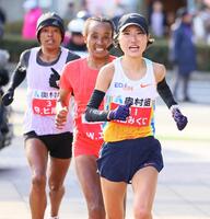 　力走する矢田みくに（手前）