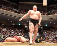 　熱海富士（後方）を下し優勝した安青錦（撮影・開出牧）