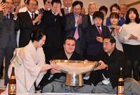 　祝勝会で大杯を手に笑顔の安青錦（中央）。右は安治川親方、左は女将の杉野森絵莉さん（撮影・開出牧）