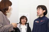 高橋尚子さん（左）、野口みずきさん（中央）と話す矢田みくに＝２５日