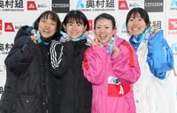 表彰式で笑顔を見せる（左から）矢田みくに、上杉真穂、松田瑞生、川内理江＝ヤンマースタジアム長居（撮影・中田匡峻）