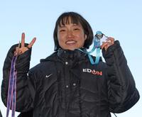 ４位でゴールし、笑顔を見せる矢田みくに＝ヤンマースタジアム長居（撮影・中田匡峻）