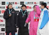 松田瑞生（右から２人目）らと談笑する矢田みくに（左端）＝ヤンマースタジアム長居（撮影・中田匡峻）