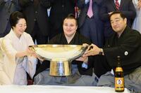 祝勝会で祝杯を手にする安青錦。右は安治川親方＝２５日