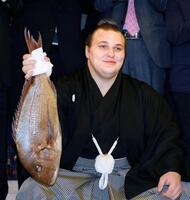 大相撲初場所で２場所連続優勝を果たし、祝勝会でタイを手にする安青錦＝25日