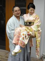 婚約を発表した安美錦とお相手の浅香絵莉さん＝２０１３年