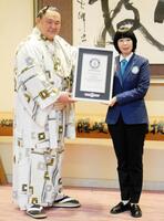ギネス世界記録公式認定員の石川佳織さんからギネス世界記録認定証を受け取る玉鷲