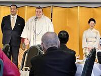 安治川親方、おかみの絵莉さんを隣に挨拶を行う安青錦