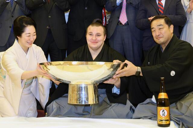 大相撲　安青錦からにじんだ師弟関係