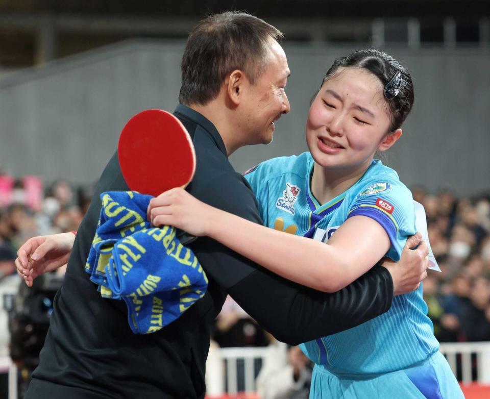 　喜び、父・宇さん（左）と抱き合う張本美和