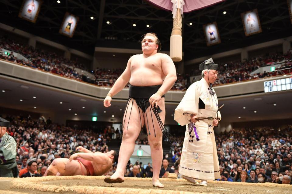 　熱海富士（後方）を豪快な首投げで下し優勝した安青錦（撮影・開出牧）