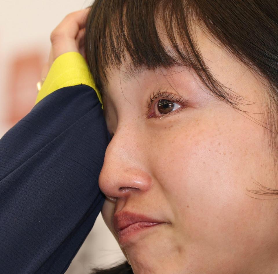 会見中、涙を流す矢田みくに＝２５日