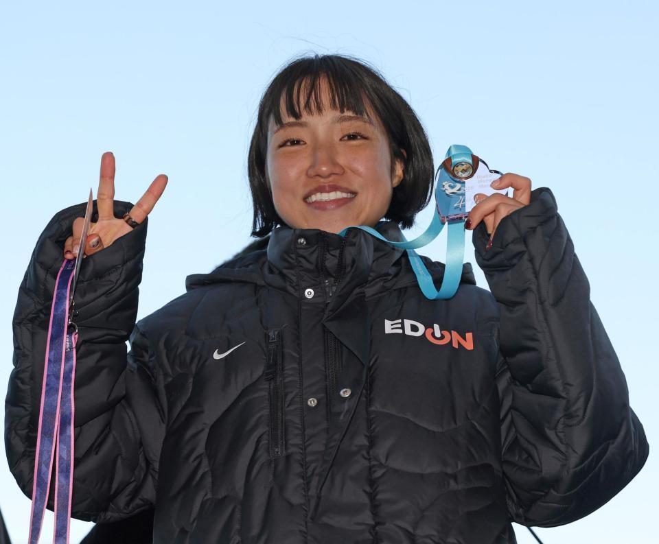 ４位でゴールし、笑顔を見せる矢田みくに＝ヤンマースタジアム長居（撮影・中田匡峻）