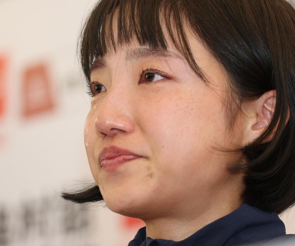 会見中、涙を流す矢田みくに＝ヤンマースタジアム長居（撮影・中田匡峻）