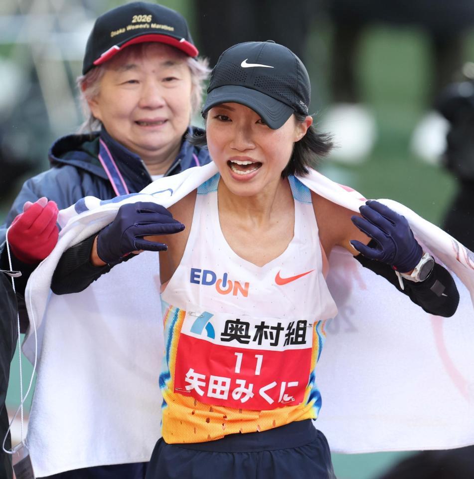 ４位でゴールし、笑顔を見せる矢田みくに＝ヤンマースタジアム長居（撮影・中田匡峻）