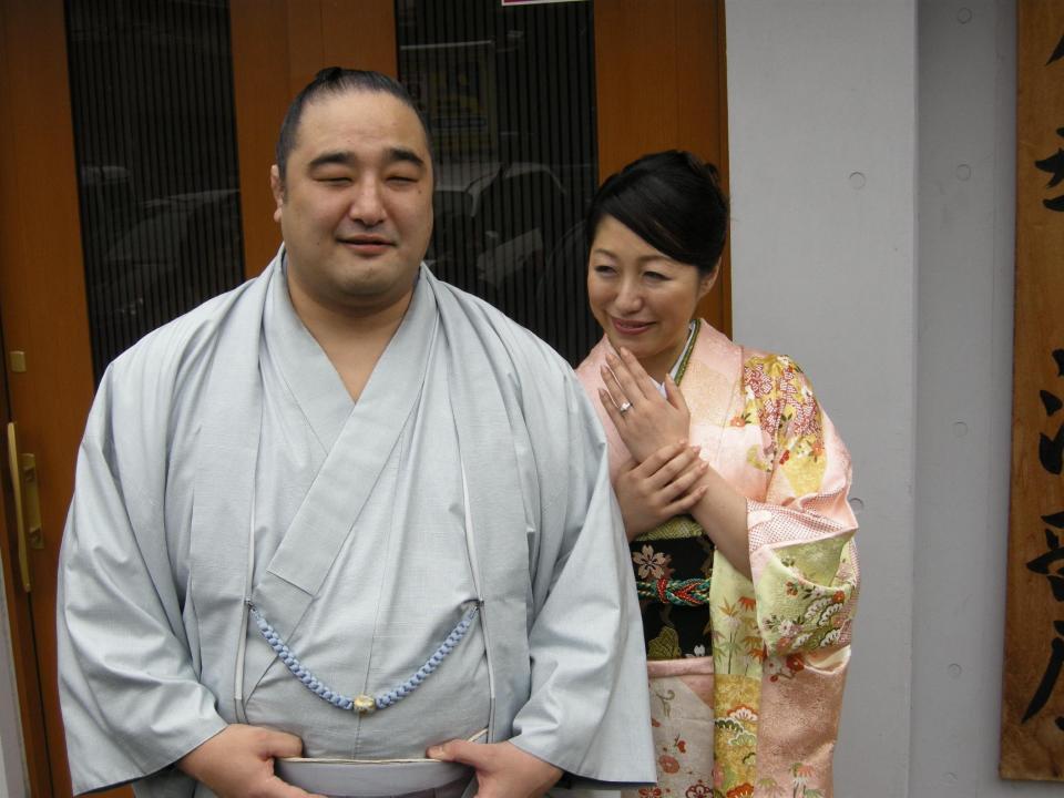 安美錦を隣に、指輪を披露する浅香絵莉さん＝２０１３年