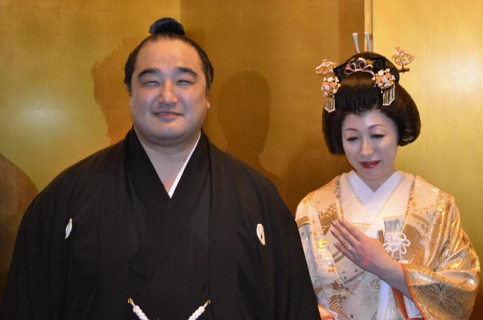 お色直しで幸せいっぱいの笑顔を見せる安美錦（左）と新婦・絵莉さん＝２０１３年