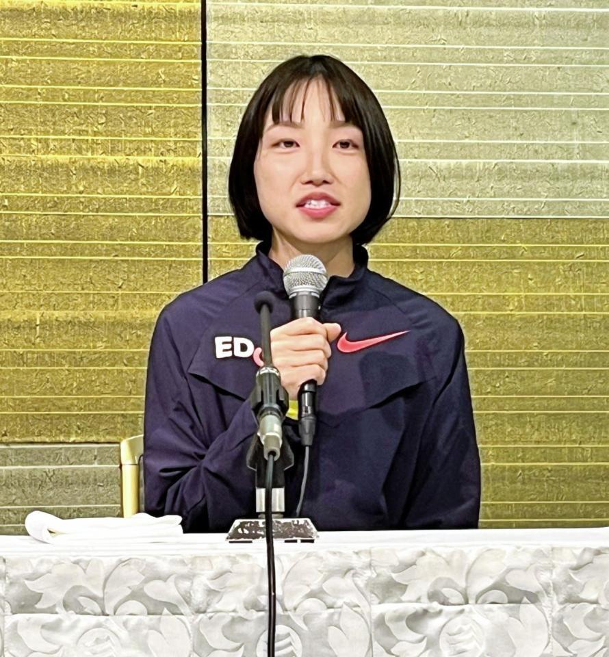 大阪国際女子マラソン一夜明け会見に臨んだ矢田みくに