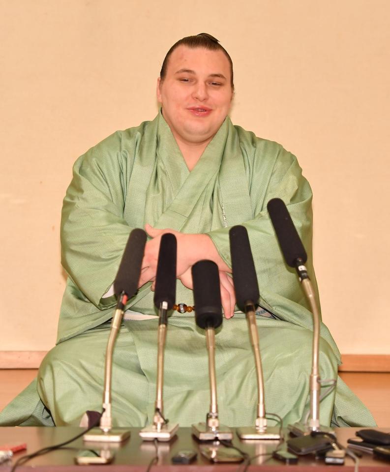 優勝一夜明け会見でほっとした表情を見せる安青錦（撮影・開出牧）