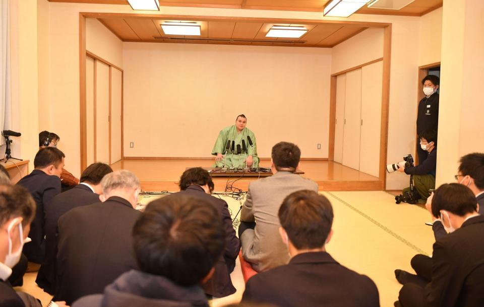 大勢の報道陣を集め優勝一夜明け会見を行った安青錦（後方）＝撮影・開出牧