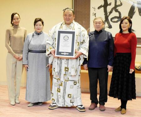 　贈呈式に参加した（左から）ミシェル夫人、母・ツェンデスレンさん、玉鷲、父・バトジャルガルさん、姉・ムンフズルさん