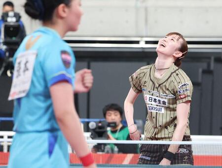 張本美和（左）に敗れた早田ひな（２５日撮影）