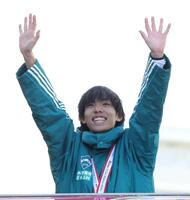 優勝報告会でバンザイする青学大・黒田朝日（撮影・西岡正）