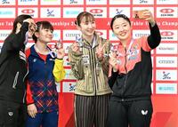 メダルを手に笑顔を見せる（左から）木原美悠、横井咲桜、早田ひな、張本美和（２７日）