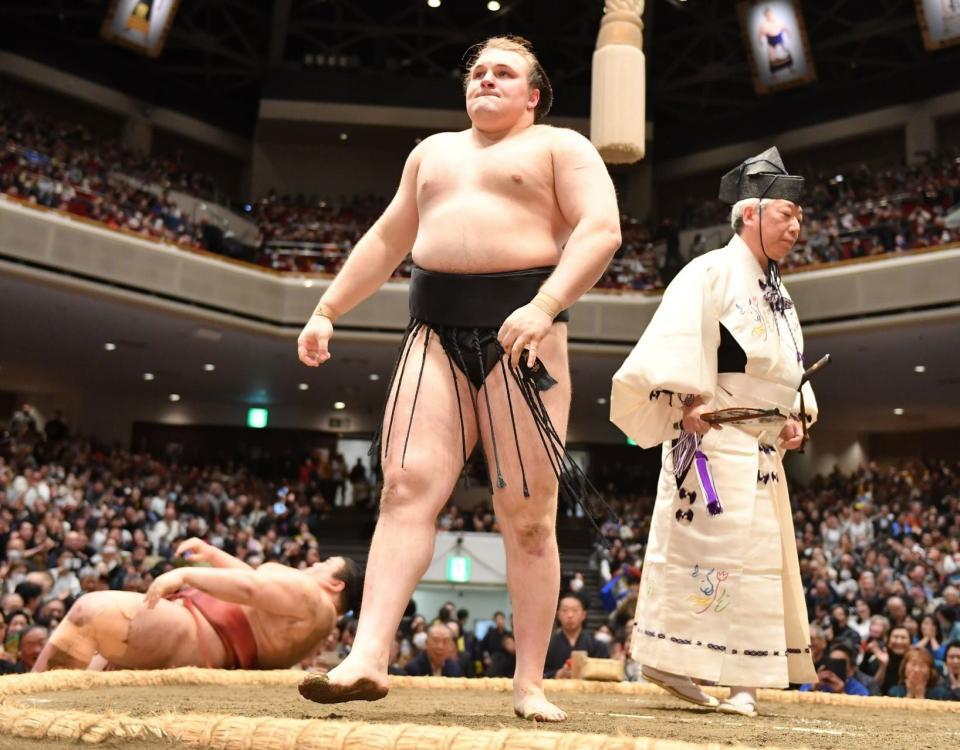 初場所千秋楽、熱海富士（後方）を豪快な首投げで下し優勝した安青錦（２５日）