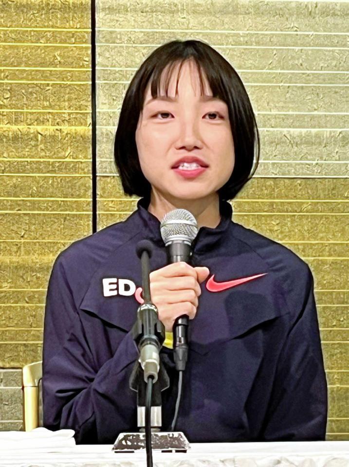 　大阪国際女子マラソン一夜明け会見に臨んだ矢田みくに