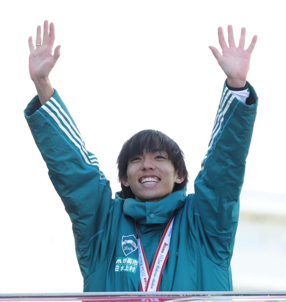 優勝報告会でバンザイする青学大・黒田朝日（撮影・西岡正）