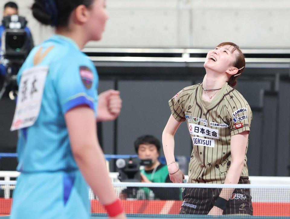 張本美和（左）に敗れた早田ひな（２５日撮影）