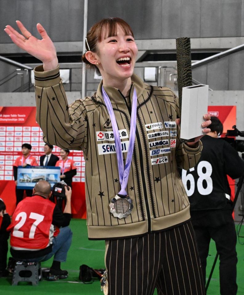 観客に向かって笑顔で手を振る早田ひな（２７日）