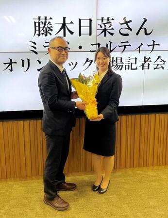 五輪前会見での藤木日菜と武庫川女大・渡辺昌史競技スキー部長（左）