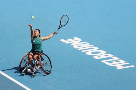 　車いすの部女子シングルス１回戦でプレーする上地結衣＝メルボルン（ゲッティ＝共同）