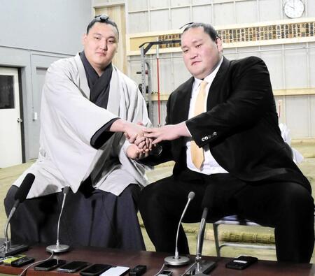 握手を交わす寿之富士と伊勢ケ浜親方