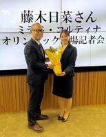 五輪前会見での藤木日菜と武庫川女大・渡辺昌史競技スキー部長（左）