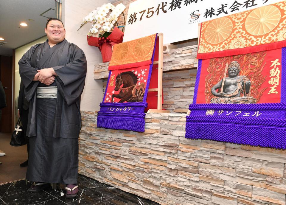 新しい不動明王の化粧まわしを贈られた大の里（撮影・持木克友）