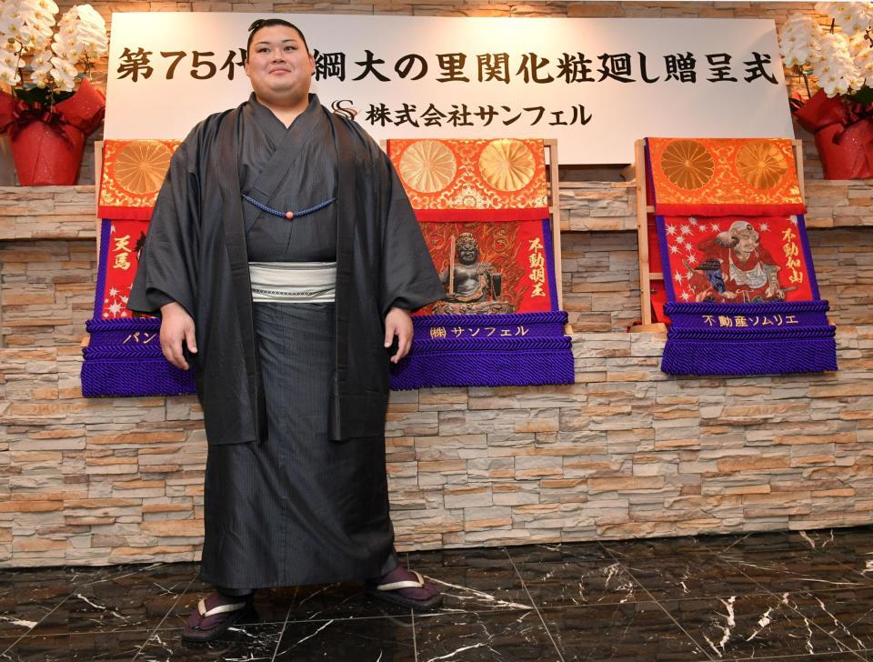 新しい不動明王の化粧まわしを贈られた大の里（撮影・持木克友）