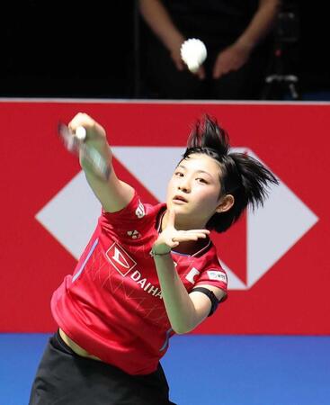 第１セット、スマッシュを打つ宮崎友花＝２０２５年７月