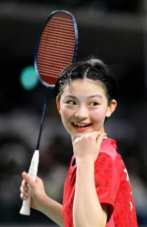 女子シングルスで優勝し笑顔の宮崎友花＝２０２４年１２月